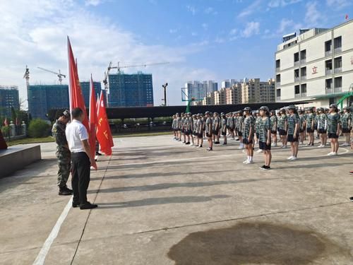 上饶电大技工学校里面是学什么？上饶设计学校