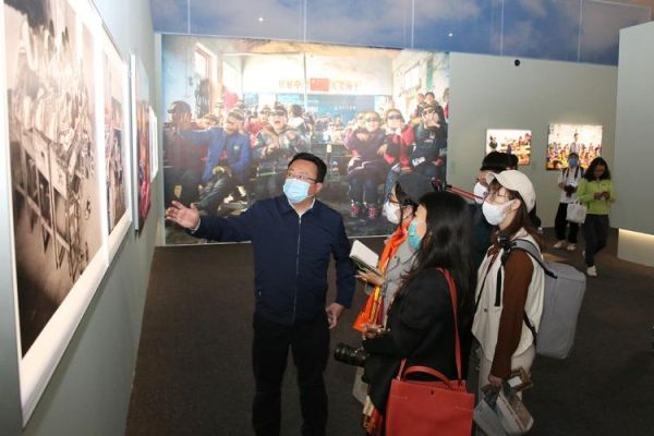 小学生参观文联展厅家长评价？设计展览评价