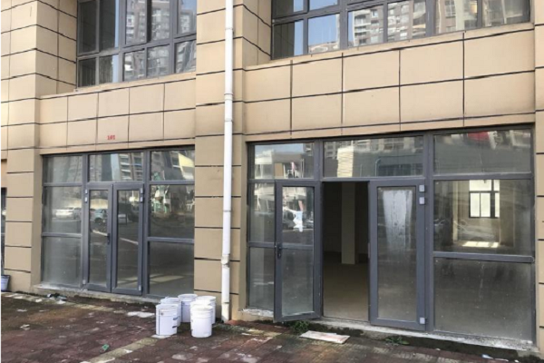 开发商将商铺建在一栋楼的两单元之间合理吗？前门面后住户建筑设计