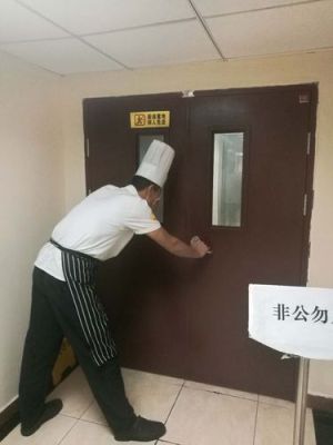 餐厅厨房消防疏散通道标准？逃生门厨房设计