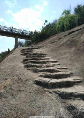 陡坡修路的几种方法？（大面积陡坡绿化设计）